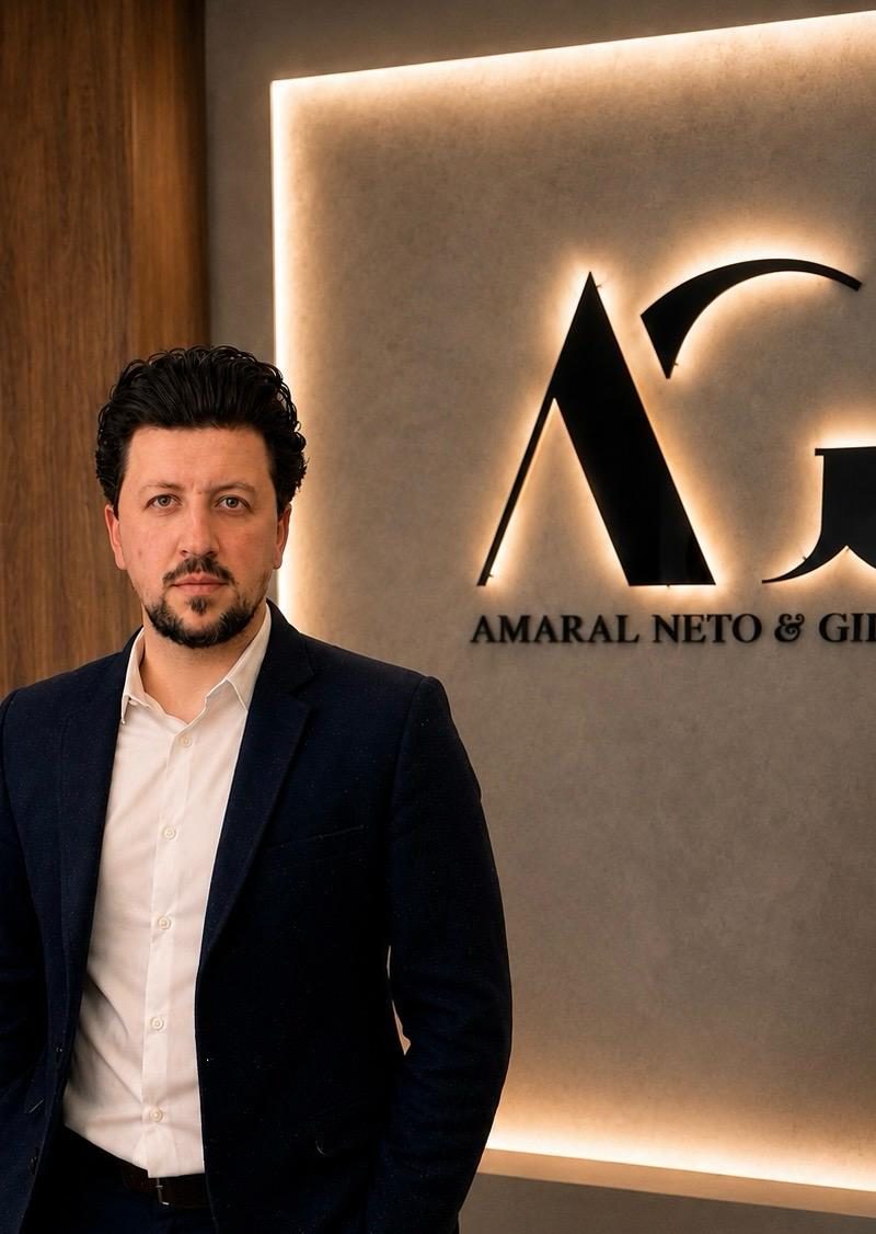 Walter Gill, advogado sócio do Amaral Neto & Gill, em frente ao logotipo do escritório